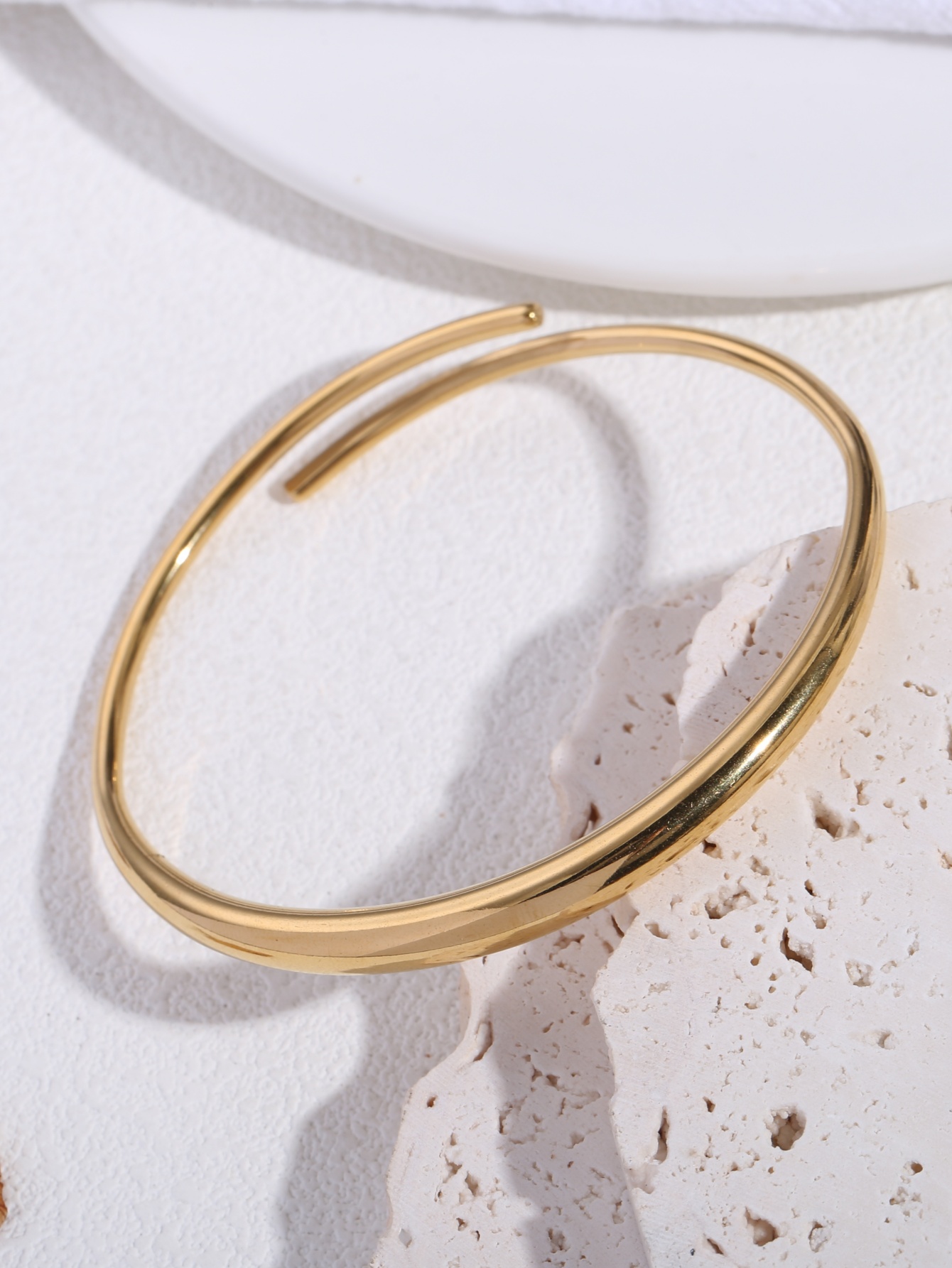 Women'S Affordable Accessories - 18Kゴールドメッキを施したステンレススチール製のシンプルでスタイリッシュな多用途ダブルラインスムースプレーンリングブレスレット、女性のミニマリストでクールなスタイルの服装、ベーシックな普段使いのジュエリー、手頃な価格の通勤用アクセサリー、友人への小さな贈り物、心のこもった普段使いのギフト、単独で着用するジュエリー、または複数のシーンで重ね着けできるジュエリーに最適です。