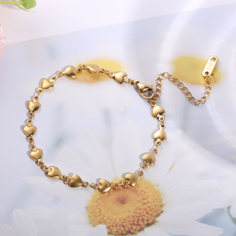 Women'S Affordable Accessories - 18Kゴールドメッキとフルハートデザインのステンレススチールブレスレット1個。繊細で調節可能、女性の爽やかで優しい服装、花柄のドレス、ベーシックなTシャツ、シンプルで多用途なアクセサリーに最適です。 学生や友人への手頃な価格のギフト、毎日の通勤、ショッピング、ピクニック、様々なシーンに最適です。