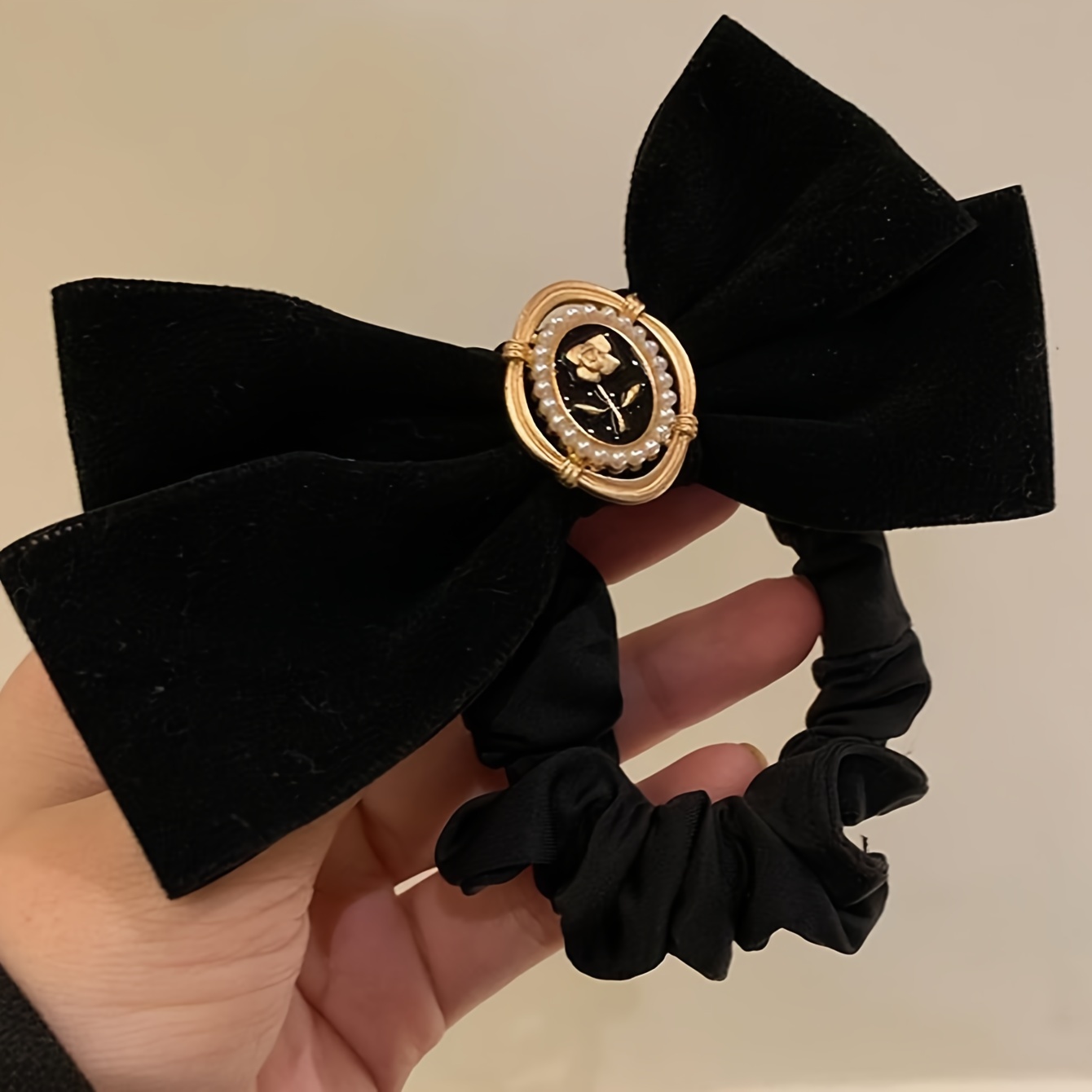 Hair Tie Velvet - エレガントなベルベットのリボンヘアタイ、ゴールデンエンボスデザイン、ポニーテールとアップスタイル用、ブラックベルベットヘアアクセサリー、エレガントなお団子ヘアホルダー