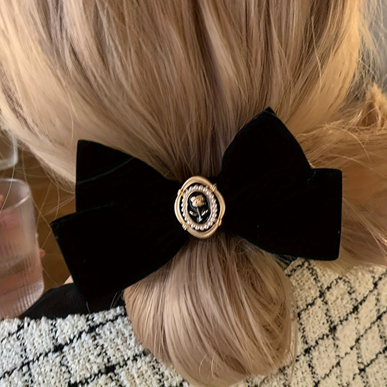エレガントなベルベットのリボンヘアタイ、ゴールデンエンボスデ - Hair Tie Velvet のレビューと価格
