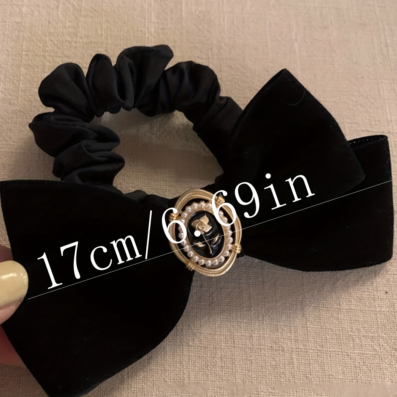 エレガントなベルベットのリボンヘアタイ、ゴールデンエンボスデ - Hair Tie Velvet のレビューと価格
